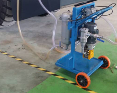 山西某汽车风暴娱乐滤油机使用现场